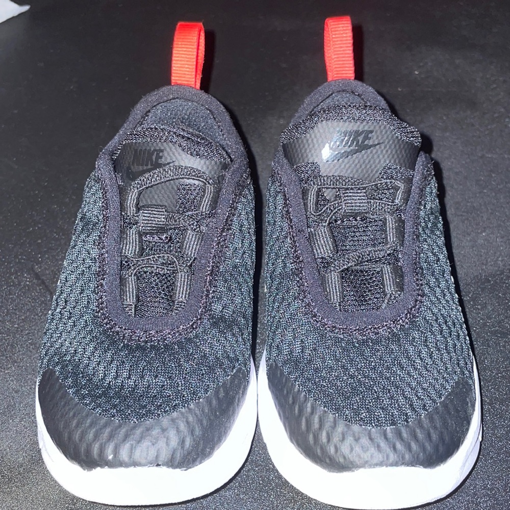Nike Air Max Motion 2 in kids Size 5C